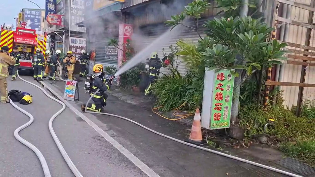 宜蘭縣冬山鄉冬山路3段1間汽車修理廠，26日上午發生火警，經消防人員到場全力搶救後，火勢於上午8時15分受到控制，所幸無人受傷，起火原因有待消防局後續調查。（宜蘭縣消防局提供）中央社記者王朝鈺傳真 115年1月26日