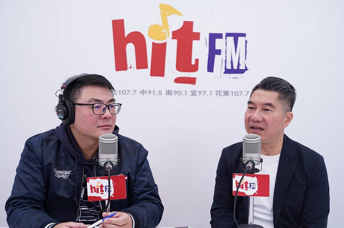 資深媒體人、現任 TSNA 體育新聞網總經理林尚賢（右），今日接受Hit FM《嗆新聞》主持人黃揚明專訪談運動。  圖/ Hit FM 提供
