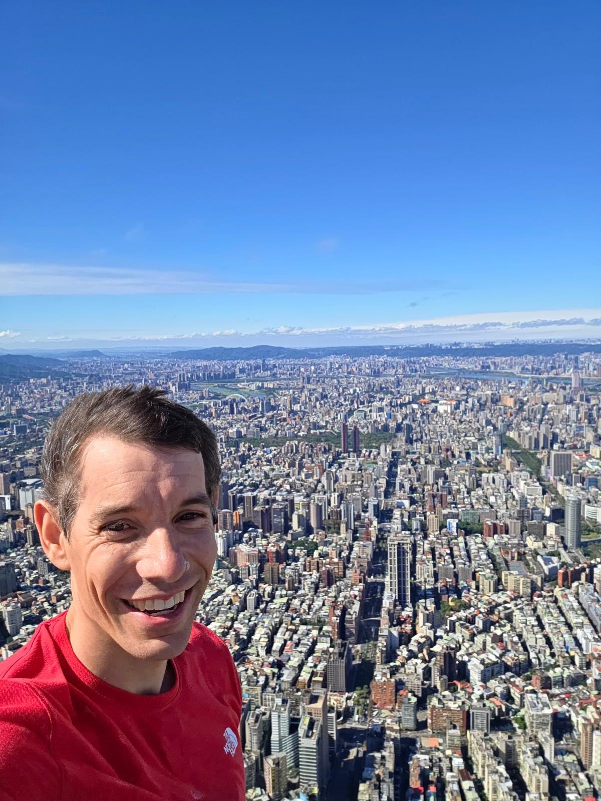 美國極限攀岩家霍諾德(Alex Honnold)，昨(25)日成功攀登台北101一戰成名，過程透過Netflix直播震撼全球。 圖：取自Alex Honnold臉書