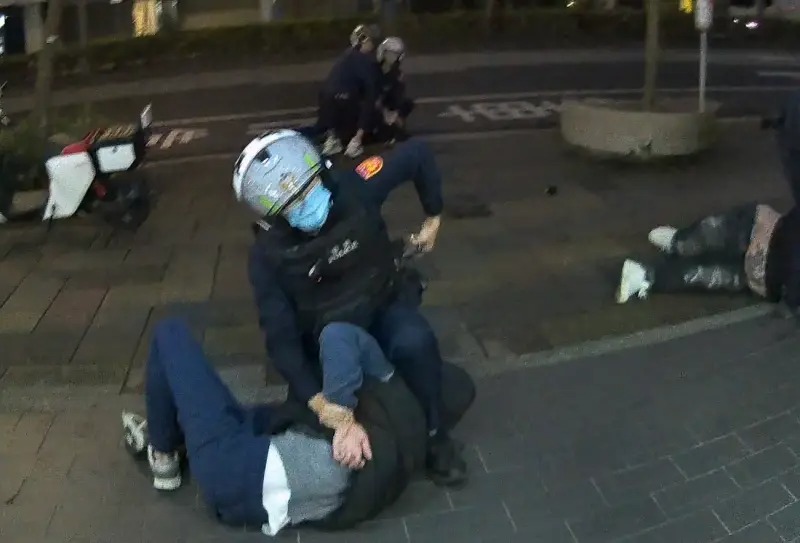 信義區一間超商發生多人鬥毆，警方噴辣椒水壓制。 圖：翻攝畫面
