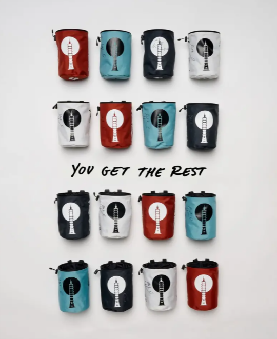 霍諾德本次攀爬台北101所使用的攀岩粉袋，是由知名戶外探索品牌Black Diamond特別訂製的專屬款。 圖：翻攝自@blackdiamond IG
