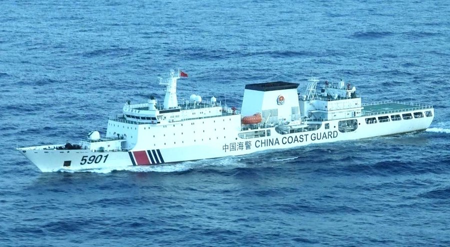 體積龐大（排水量1.2萬噸），被形容為「怪物巨艦」的中國海警5901號艦。 圖：翻攝「X」@SeaLightFound