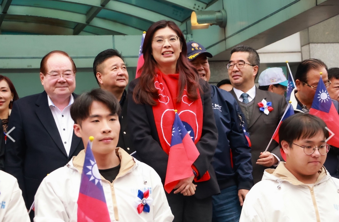 媒體報導揭露，北京中央具體要求國民黨，不能再迴避「統一後的制度安排」，不應該讓台灣民眾誤以為「統一」後還有「中華民國」政體的存在。圖為國民黨主席鄭麗文等人員元旦在黨部大樓前舉行升旗典禮。 圖：國民黨提供
