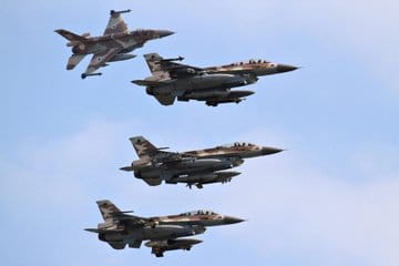 以色列空軍戰機不斷對伊朗境內的石油設施發動攻擊。 圖：翻攝自 X