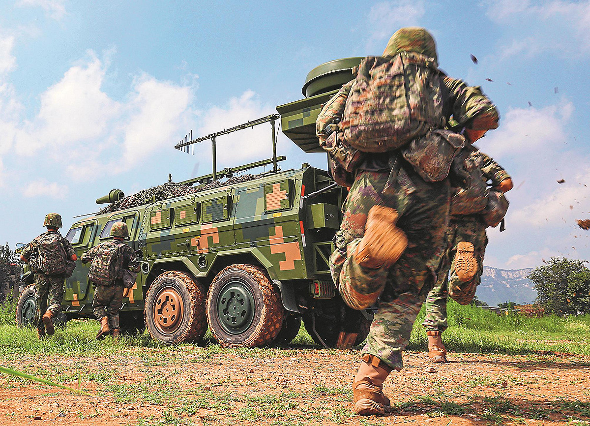 網傳為「營救」中央軍委副主席張又俠，有高階將領調動第82集團軍精銳特戰部隊進京救援。 圖：翻攝陸網/國防部網（資料照片）
