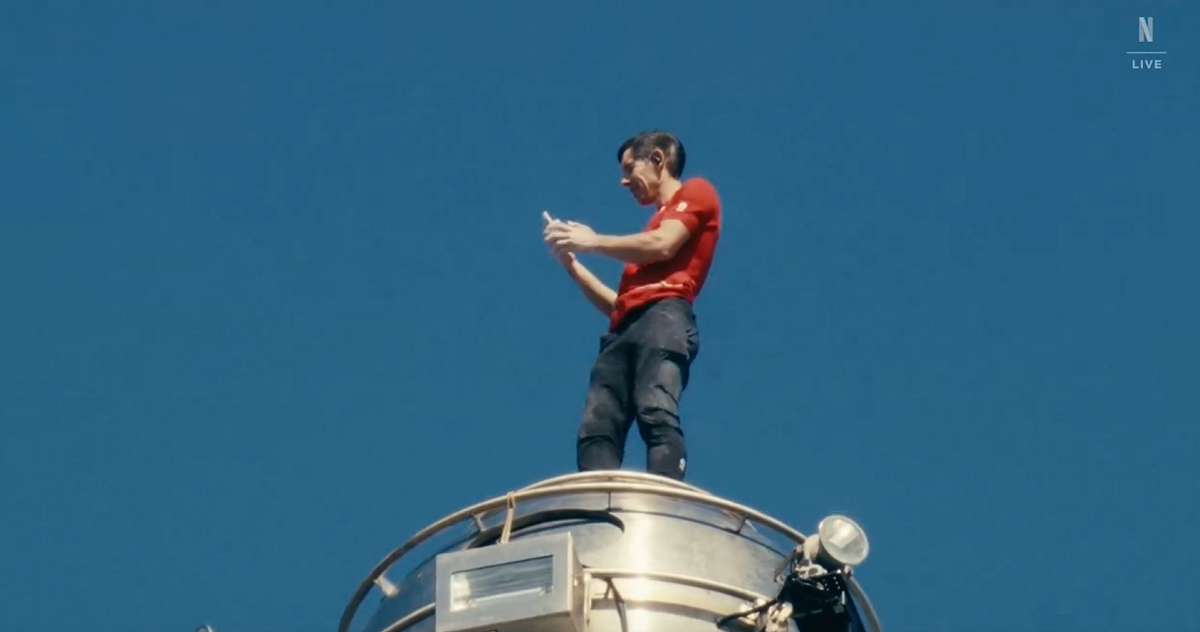 昨(25)日美國攀岩名將艾力克斯霍諾德(Alex Honnold)，徒手攀登台北101成功後，第一件事就是滑手機自拍，引爆網友熱議。 圖：翻攝自Netflix Threads