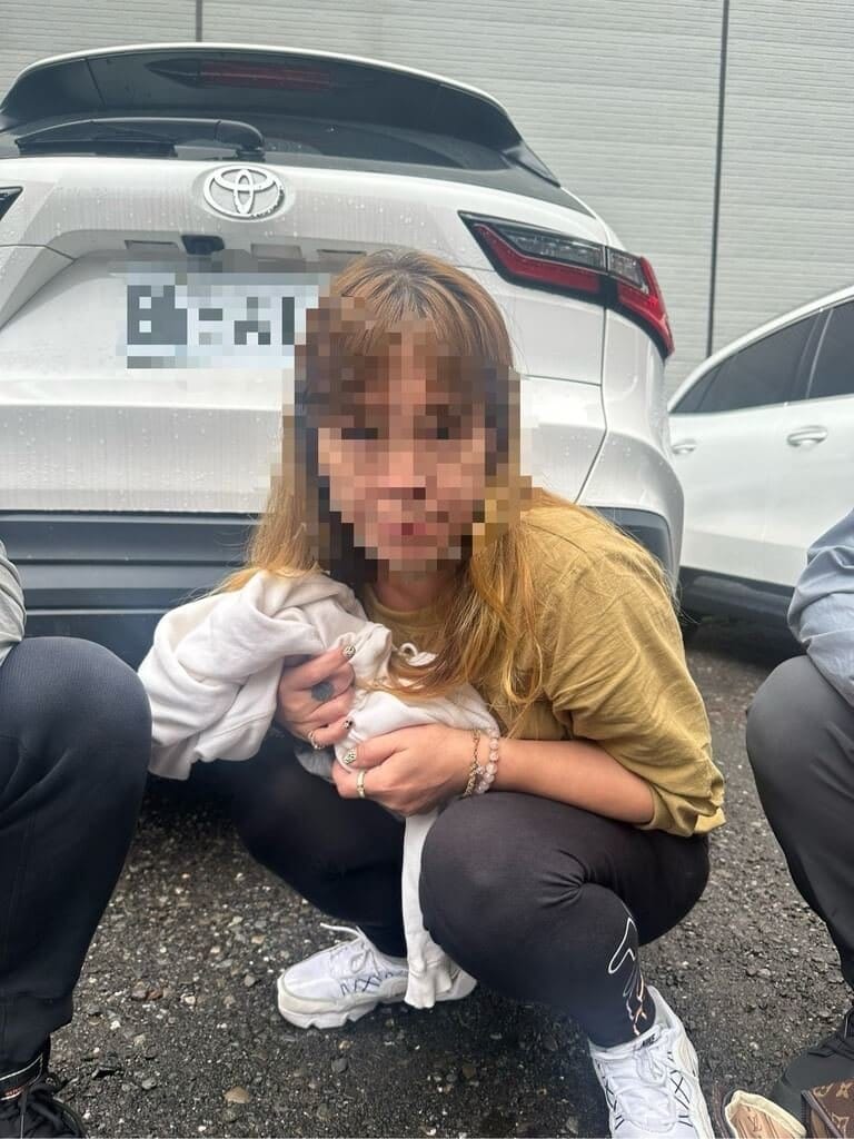 宜蘭縣警察局宜蘭分局近期偵破假投資詐騙案，26歲尤姓女子驚覺成為詐騙集團車手向警方自首，警方策劃尤女引出收水幹部李姓女子（圖）出面收取贓款，當場逮捕李女，詢後送辦。（宜蘭警分局提供）中央社記者王朝鈺傳真　115年1月26日