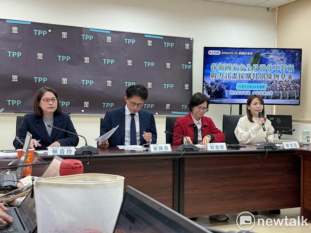 民眾黨今公布自提版本的「保衛國家安全及強化不對稱戰戰力計畫採購特別條例」草案，黨團總召黃國昌（左2）、立委劉書彬（右2）、政策會執行長賴香伶（左1）及黨團主任陳智菡（右1）出席。 圖：周煊惠 / 攝