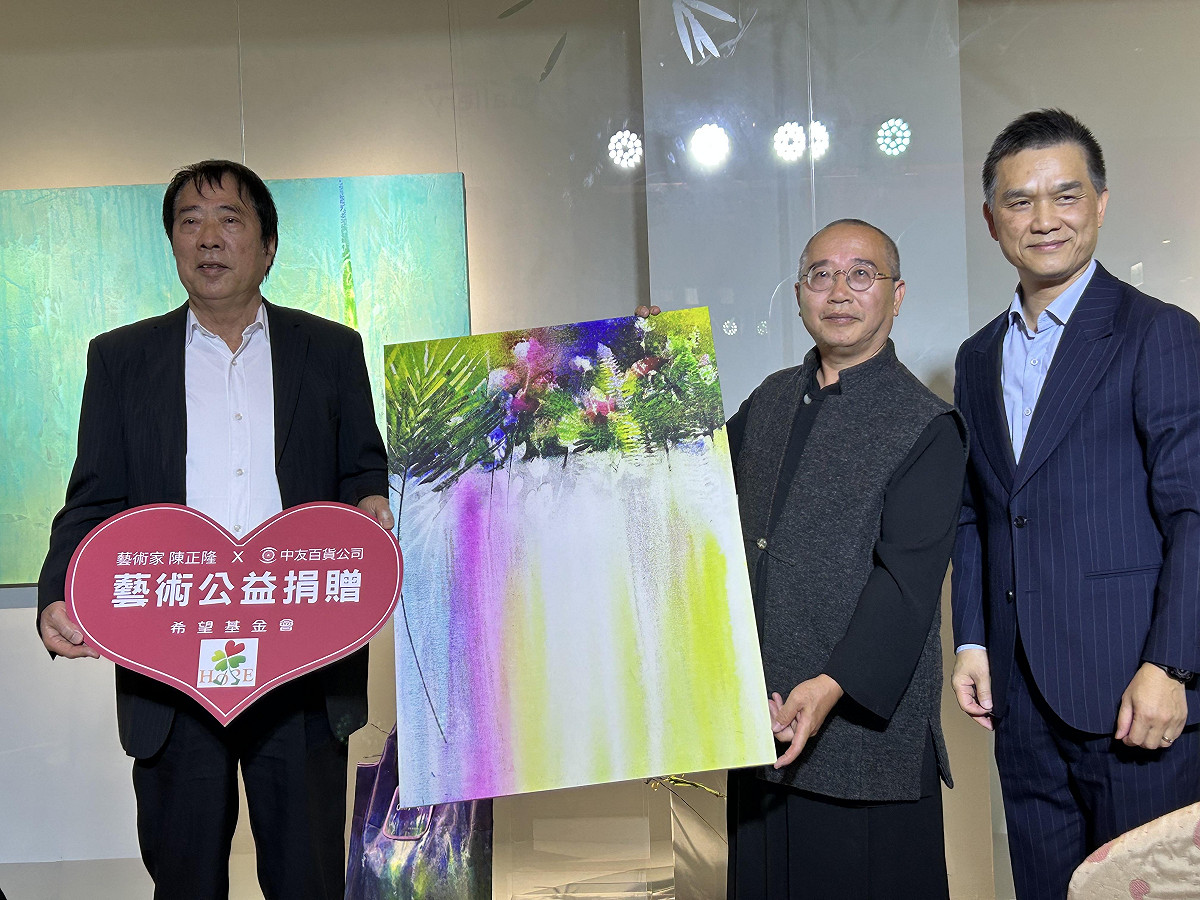 藝術家陳正隆提供作品《花開時節 敬天謝地》於本次展覽中進行義賣，價值新台幣20萬元整，希冀透過藝術傳播的力量讓愛遠播。此次所得義賣金額將全數捐贈給「財團法人希望基金會」。 圖：中友百貨／提供