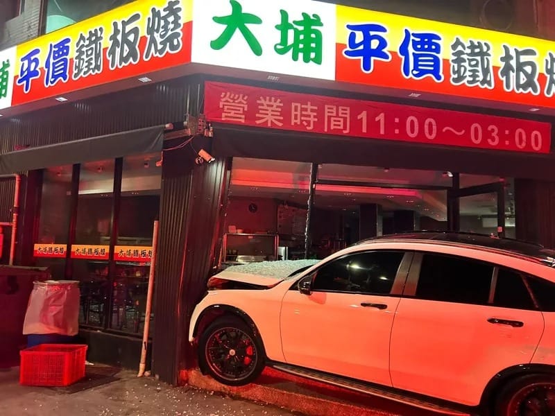 男子深夜酒駕駛違規拒檢，狂飆6公里後失控衝進鐵板燒店。 圖：警方提供