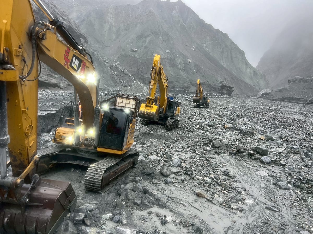 馬太鞍堰塞湖湖水幾已放乾 ，完成壩體降挖階段任務。 圖：林業保育署花蓮分署/提供