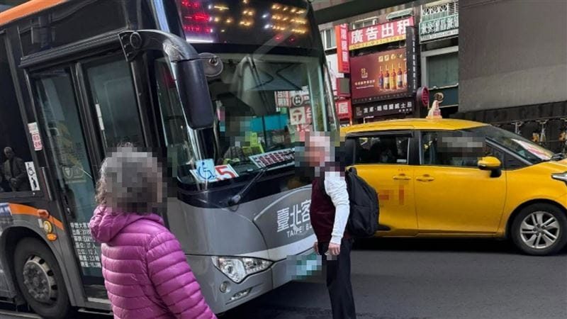 劉姓老翁疑似未搭到車，竟衝到公車前肉身阻擋前進。 圖：翻攝自Threads@xox_bm