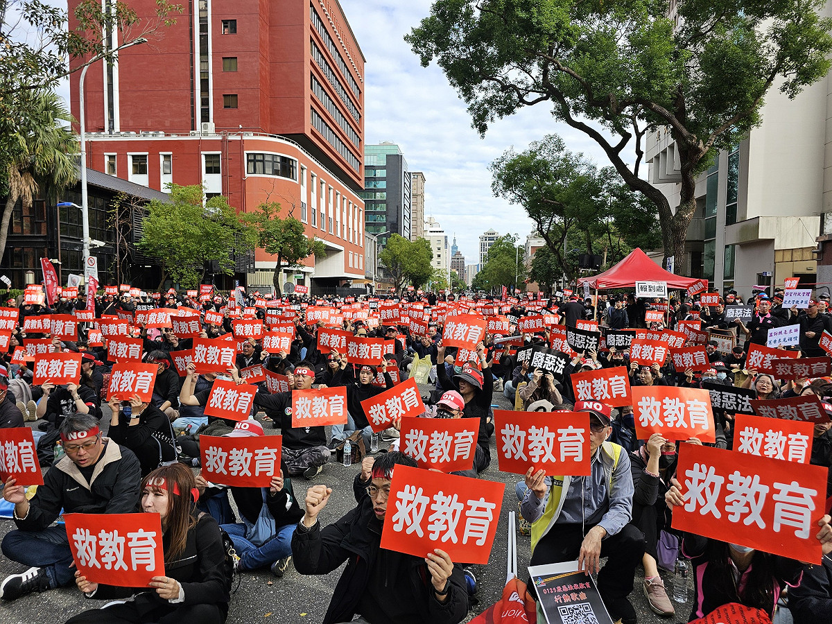全國教師工會總聯合會25日在教育部前發起「廢惡法、救教育」行動，抗議校事會議制度，引發惡意濫訴及小案大辦問題。 圖：翻攝自全教總臉書