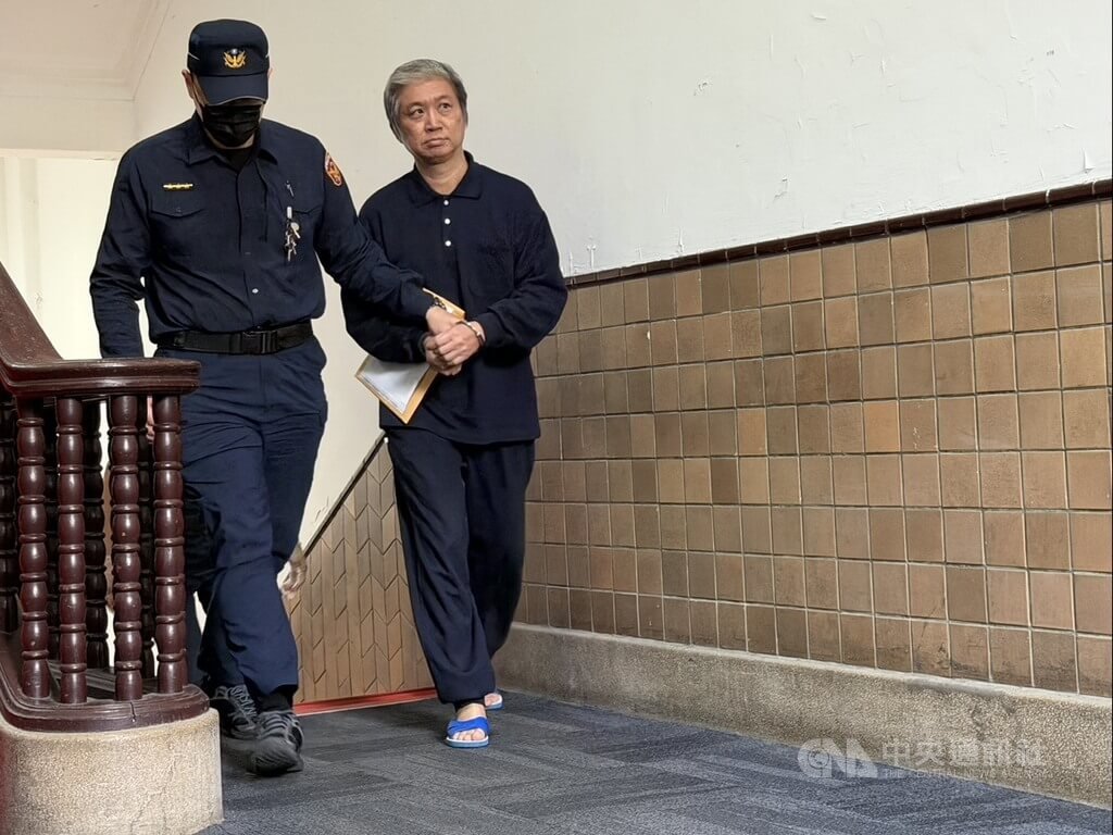 台灣民眾鄭明嘉（右）赴中國經商涉吸收退休行政院官員胡鵬年，要求吸收現退役軍人、收集軍事機密。台灣高檢署26日偵結，將2人起訴並移審。台灣高等法院召開接押庭，法警陸續提訊被告到庭。中央社記者劉世怡攝　115年1月26日