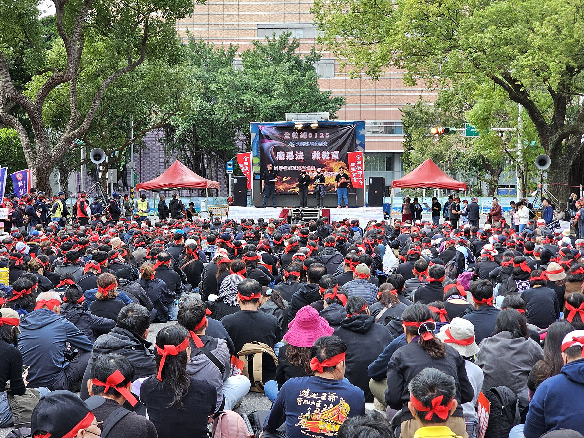 全國教師工會總聯合會25日在教育部前發起「廢惡法、救教育」行動，抗議校事會議制度，引發惡意濫訴及小案大辦問題。 圖：翻攝自全教總臉書