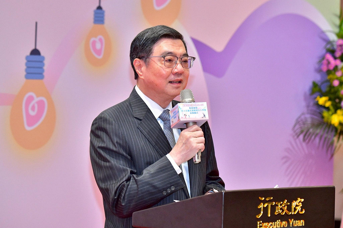 行政院長卓榮泰今（26）日接見並表揚投入花蓮光復鄉救災的大專院校師生，感謝50萬人次的「鏟子超人」展現互助精神，讓台灣被世界看見。 圖：行政院提供