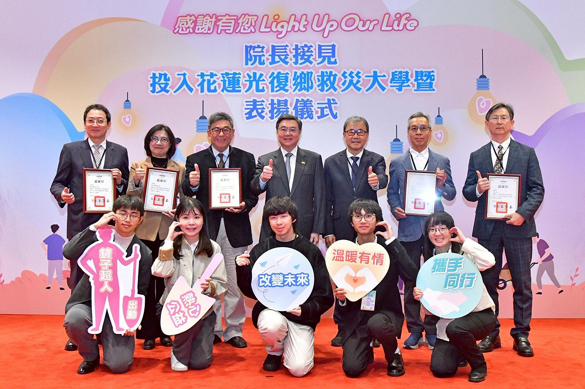 行政院長卓榮泰特別感謝季連成政委及五大民間基金會的協助，將「鏟子超人」零散的熱情凝聚成有組織的救災力量。 圖：行政院提供