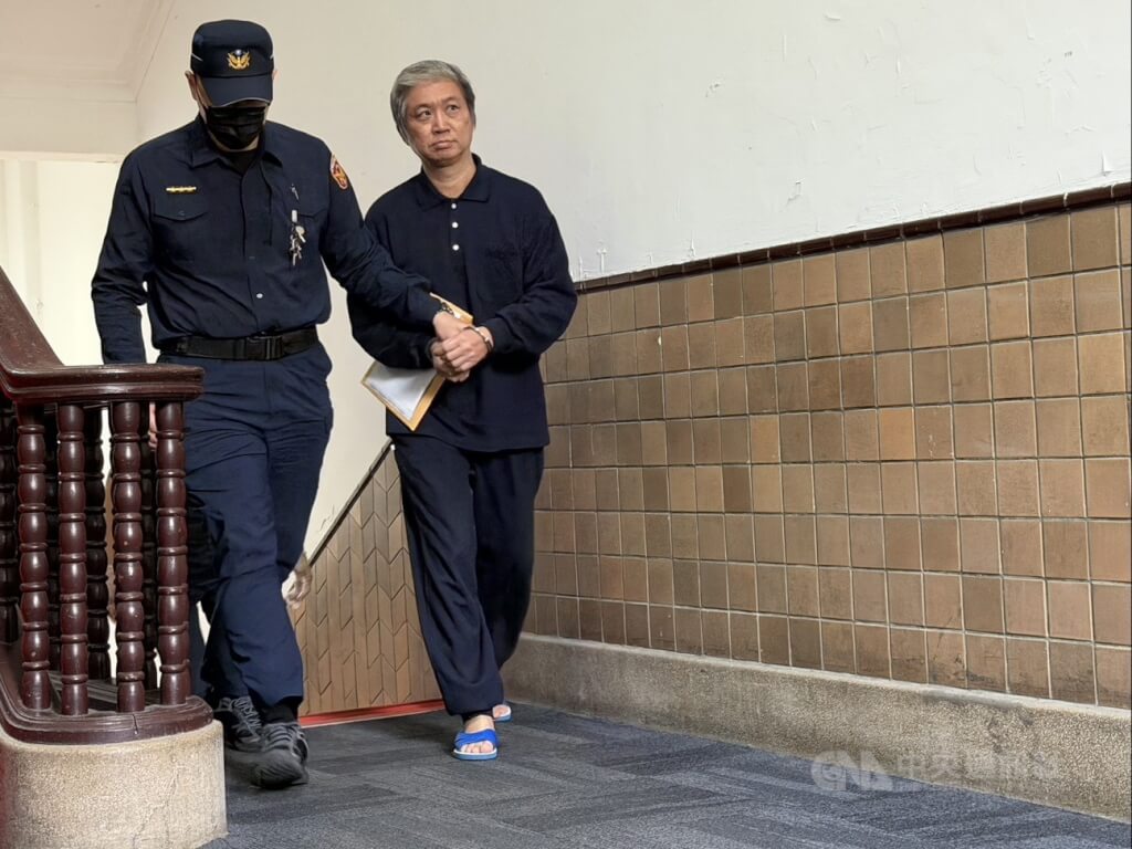 台灣民眾鄭明嘉（右）赴中國經商涉吸收退休行政院官員胡鵬年，要求吸收現退役軍人、收集軍事機密。台灣高檢署26日偵結，將2人起訴並移審。台灣高等法院召開接押庭，法警陸續提訊被告到庭。中央社記者劉世怡攝　115年1月26日