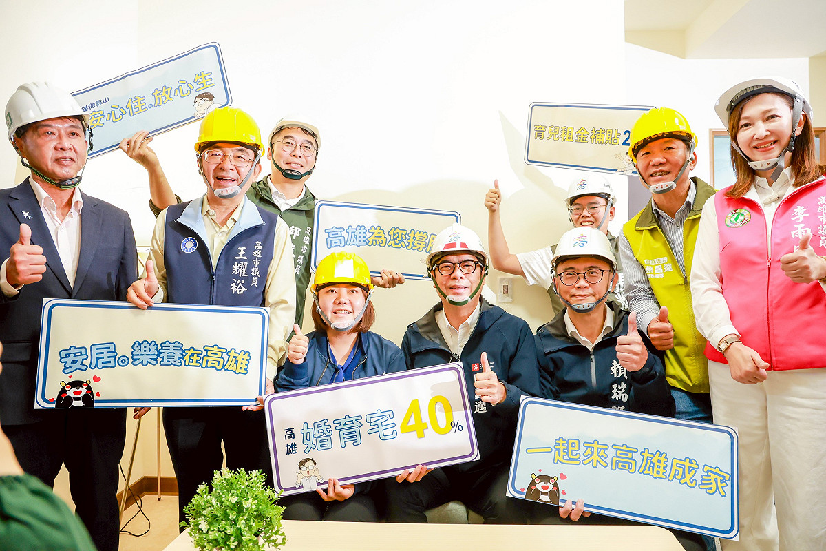 陳其邁(中)赴「婚育宅加碼」首波標的大寮社宅視察，並參觀三房型實品屋。 圖：高雄市政府/提供