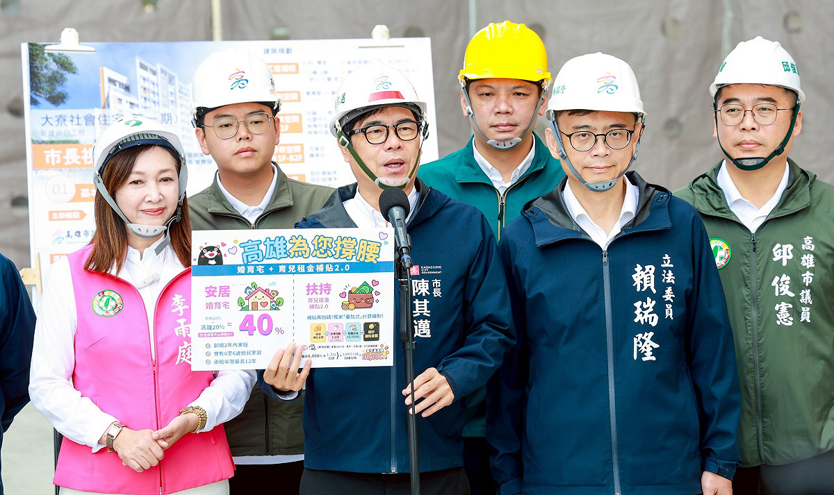 陳其邁(左三)視察大寮社宅，宣布加碼婚育宅、育兒租金補貼2.0雙軌計畫。 圖：高雄市政府/提供
