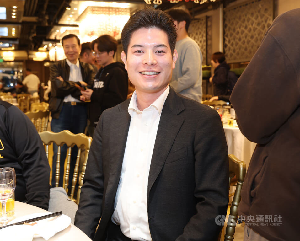 37歲老將郭嚴文續等延續球員生涯舞台，中華職棒樂天桃猿副領隊礒江厚綺（前）26日表示，球隊方針盼讓年輕球員有更多發揮空間，暫時沒有網羅郭嚴文的想法。中央社記者謝靜雯攝　115年1月26日