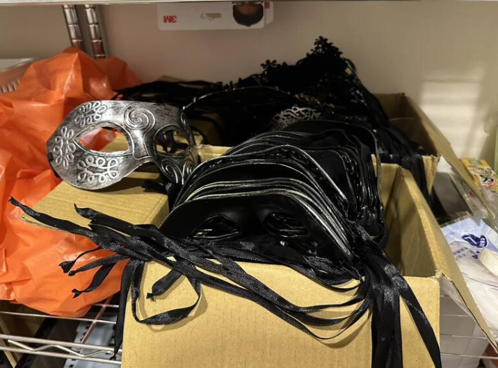 警方現場查扣不法所得及工作用手機，以及店內提供給客人使用的保險套、潤滑液、蒙面面具等證物。 圖：翻攝畫面