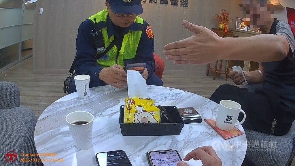 台中張姓男子（右）在網路看直播競拍玉石，對方稱得標後會協助拍賣可保證獲利，他日前到銀行要匯款投資，經行員發現有異報案，警方到場確認為投資詐騙，及時阻止他匯款。（翻攝照片）中央社記者蘇木春傳真　115年1月27日