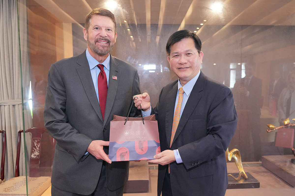 林佳龍（右）、美台商業協會（USTBC）主席柯拉克（Keith Krach）（左）。 圖：翻攝自林佳龍臉書