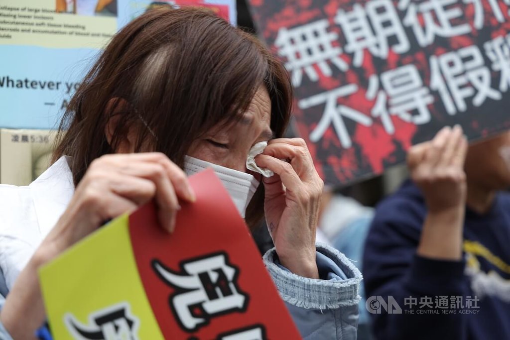 保母姐妹劉彩萱、劉若琳被控虐死剴剴案二審27日宣判上訴駁回維持原判，法院外民團聽到判決後感動拭淚。中央社記者翁睿坤攝 115年1月27日