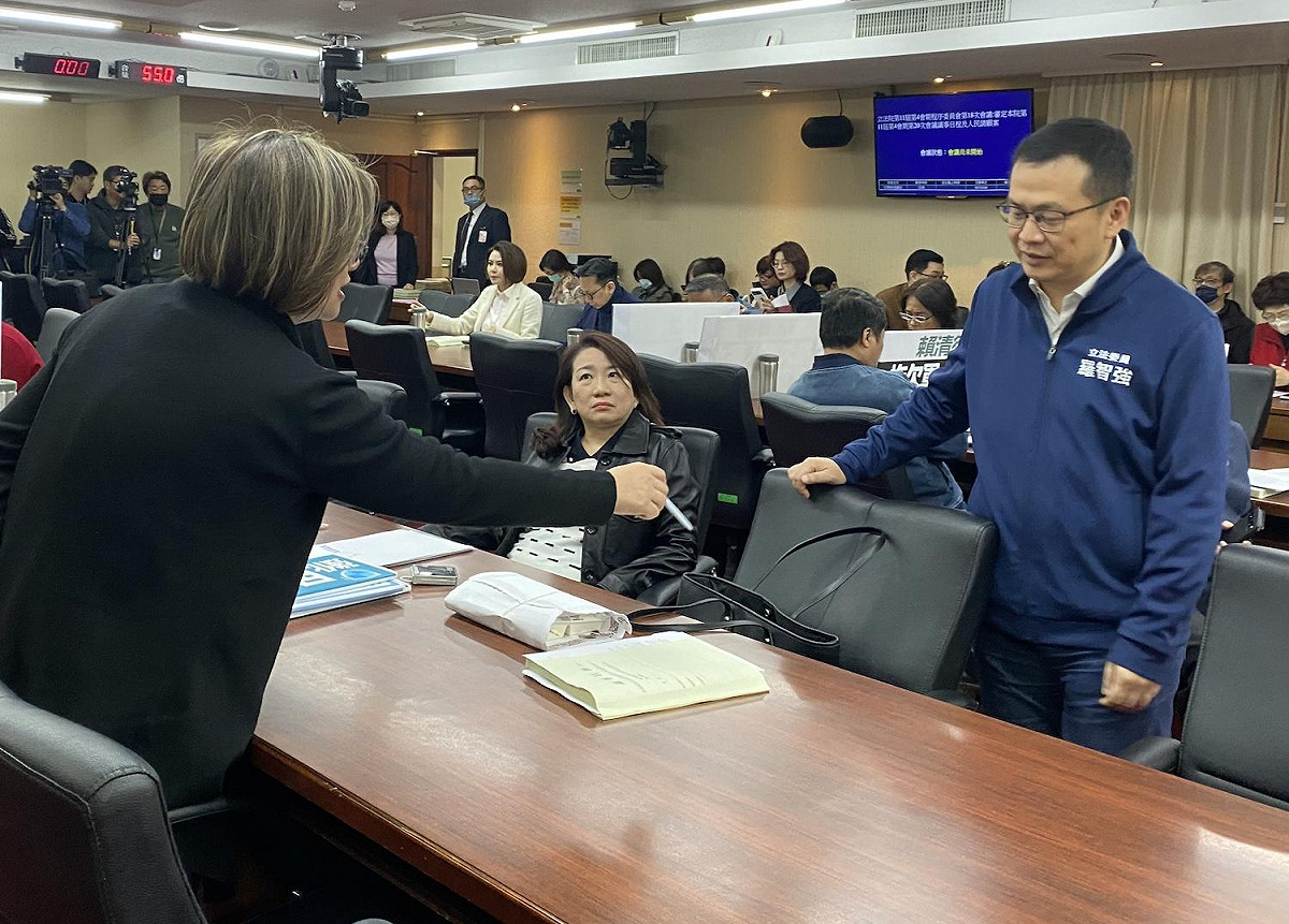 立法院程序委員會，國民黨團書記長羅智強與民進黨團書記長陳培瑜交換意見 圖：林朝億/攝