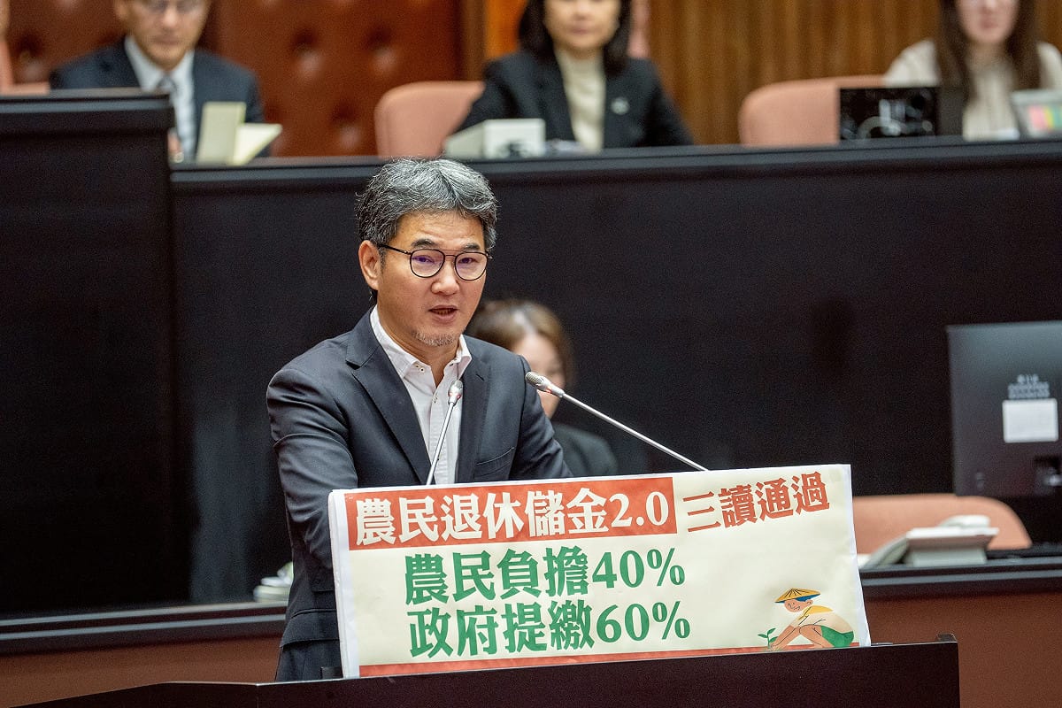 農民退休儲金2.0三讀通過，劉建國盼老農津貼能夠儘速完成三讀，讓農退、老農雙箭齊發，讓老農退休生活保障更有尊嚴、更完整。 圖：劉建國辦公室提供