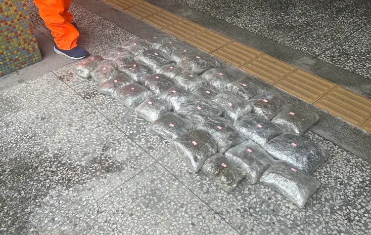 大麻共32包總重43公斤，初估市值破6000萬台幣。 圖：翻攝畫面