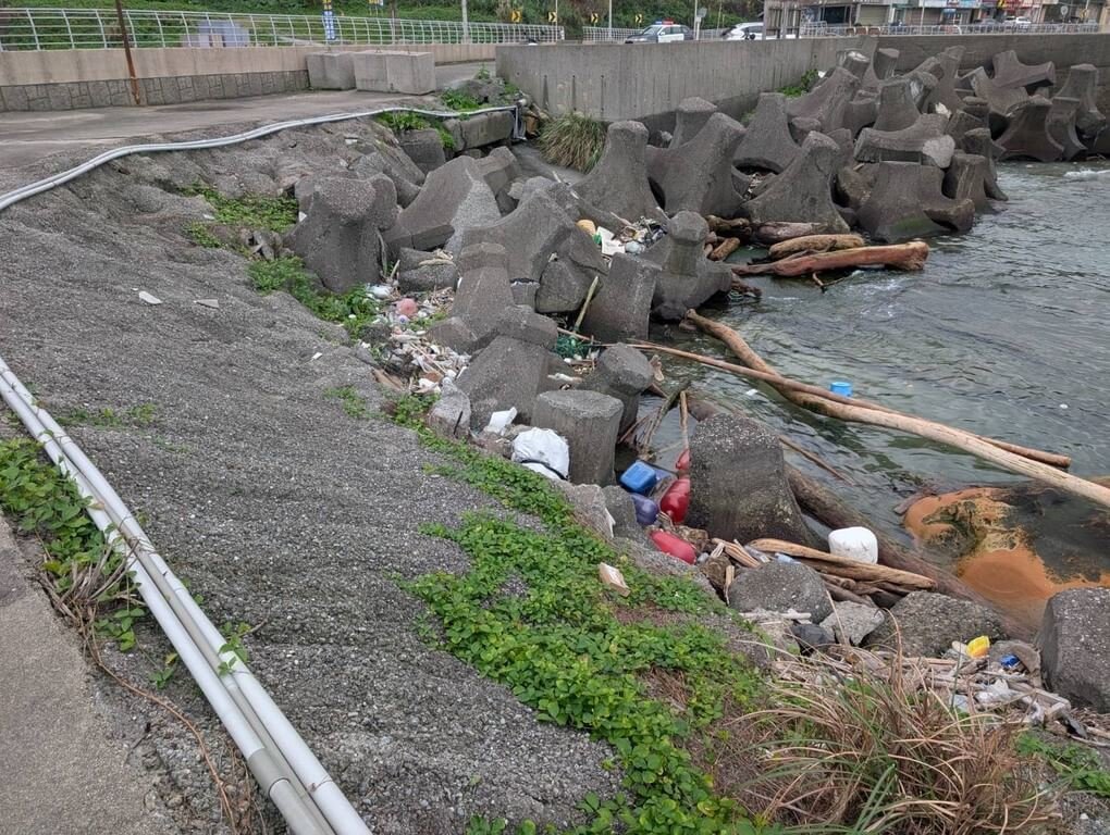 1名漁民27日上午在新北市萬里區駱駝峰旁岸際發現可疑麻布袋，打開後驚覺有異，警方獲報到場處理，發現麻布袋內裝有32包疑毒品，總毛重約43公斤，以試劑檢測呈現毒品大麻反應。（讀者提供）中央社記者王朝鈺傳真 115年1月27日
