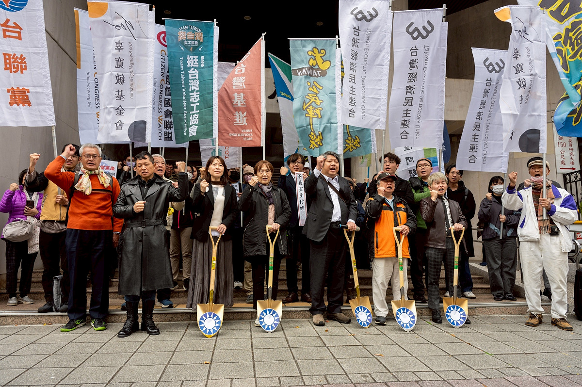 鏟黨產，護國產，21個民團抗議藍營立委為不當黨產解套，基進主席王興煥也出席抗爭遊行。 圖：經民連提供