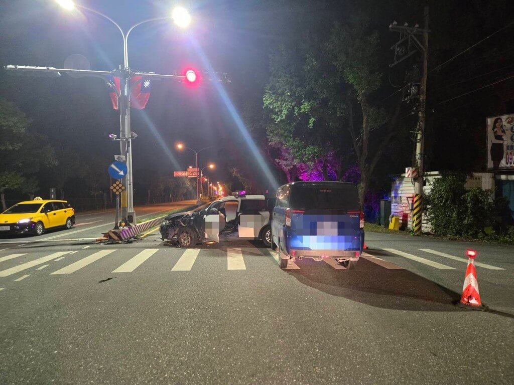 花蓮吉安警分局豐田派出所24歲周姓員警26日晚間8時許北上執行擴大臨檢勤務，行經台9線與知卡宣大道路口時，疑操作不慎自撞分隔島，後方自小客車閃避不及追撞，周員送醫無大礙，事故原因待釐清。（吉安警分局提供）中央社記者張祈傳真 115年1月27日