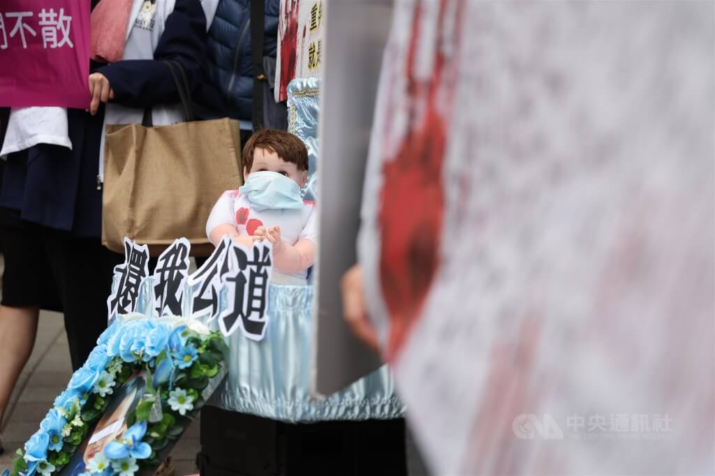 保母姐妹劉彩萱、劉若琳被控虐死剴剴案二審27日宣判，宣判前法院外民團擺放嬰兒道具聲援表達訴求。中央社記者翁睿坤攝 115年1月27日