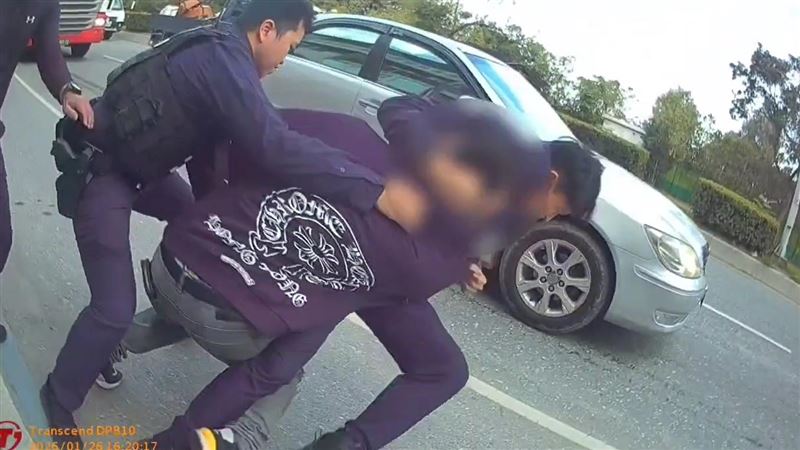 花蓮逆子強行開走母親汽車，警方攔停還持刀揮舞恐嚇。 圖：翻攝畫面