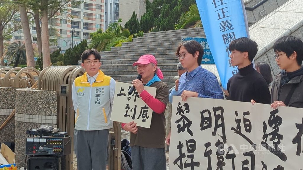 台中市黎明重劃區重劃會與黎明幼兒園的拆屋還地民事訴訟案，台中高分院27日更五審宣判幼兒園長林金連（左2）敗訴須拆除幼兒園。林金連表示，將上訴到底。中央社記者蘇木春攝　115年1月27日