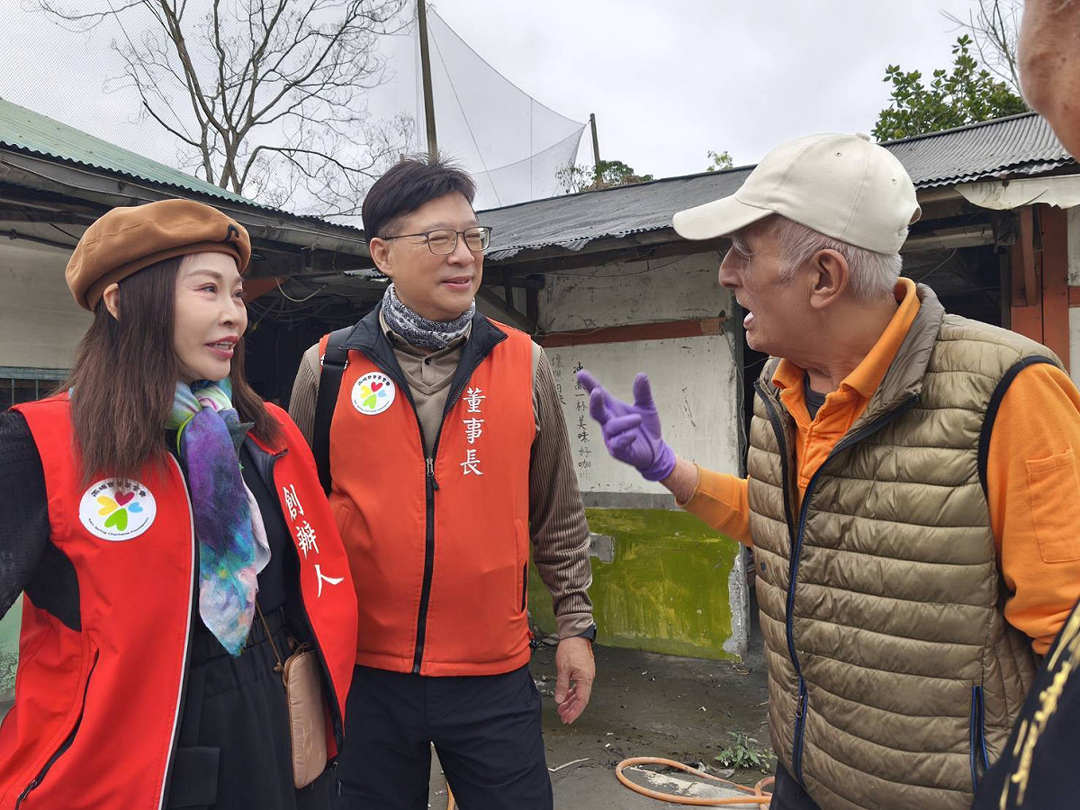 雨揚老師(左)一行人深入村落，受災長者見到老師到訪，忍不住訴說災後重建的艱辛。 圖：雨揚慈善基金會／提供