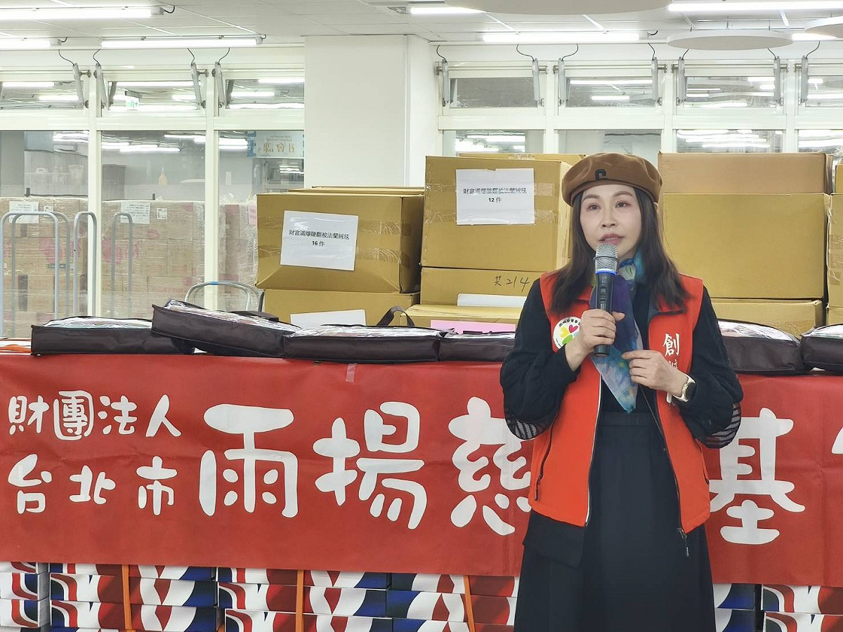 雨揚老師希望這一條條毛毯，能包裹住災民受創的心。 圖：雨揚慈善基金會／提供