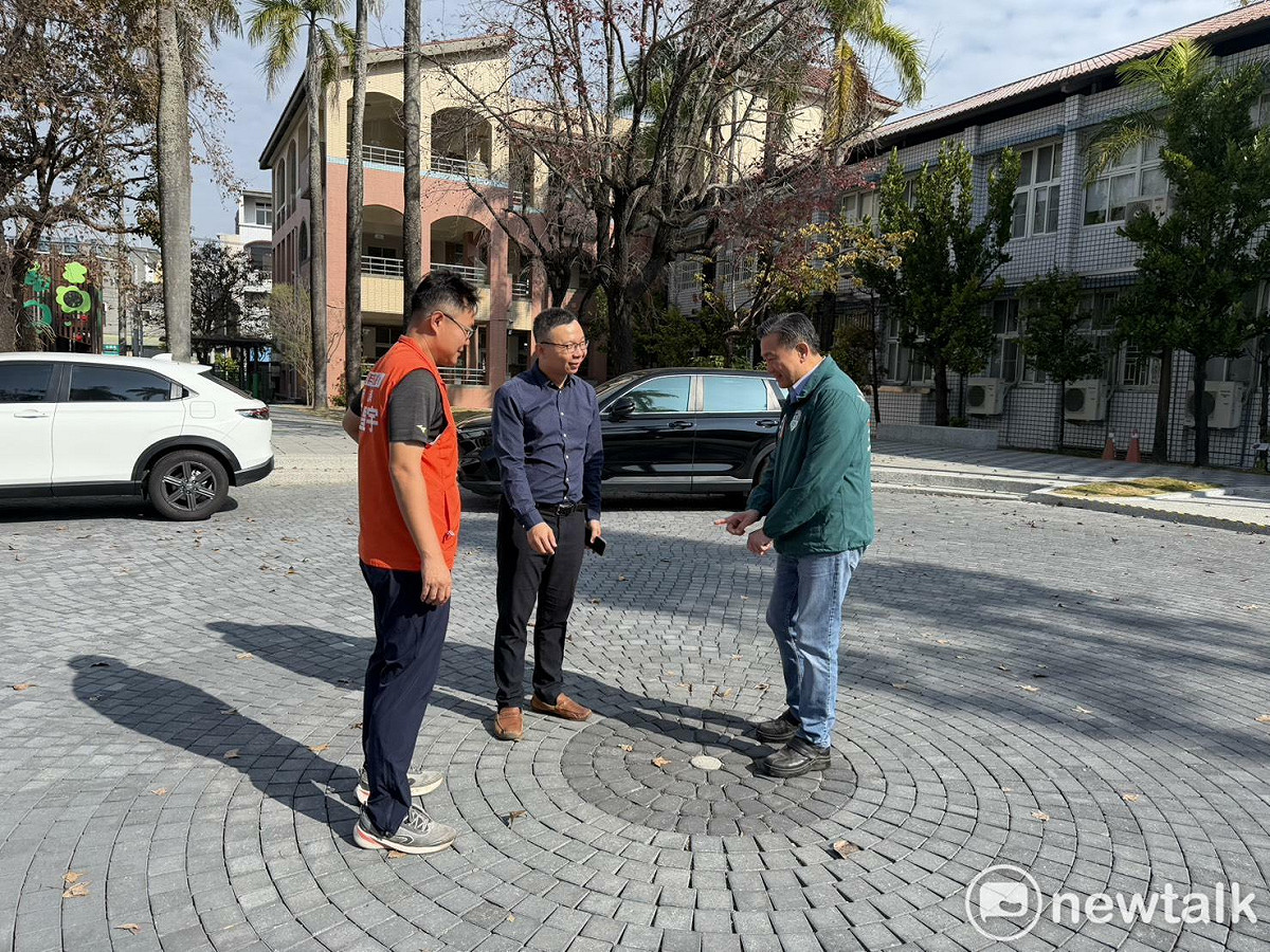 立委王定宇今日偕同台南市議員陳皇宇，前往關廟區五甲國小，就校地地坪破損、樹根隆起及通學步道老化、體育設施優化等改善工程，進行現勘。 圖：王定宇服務處提供