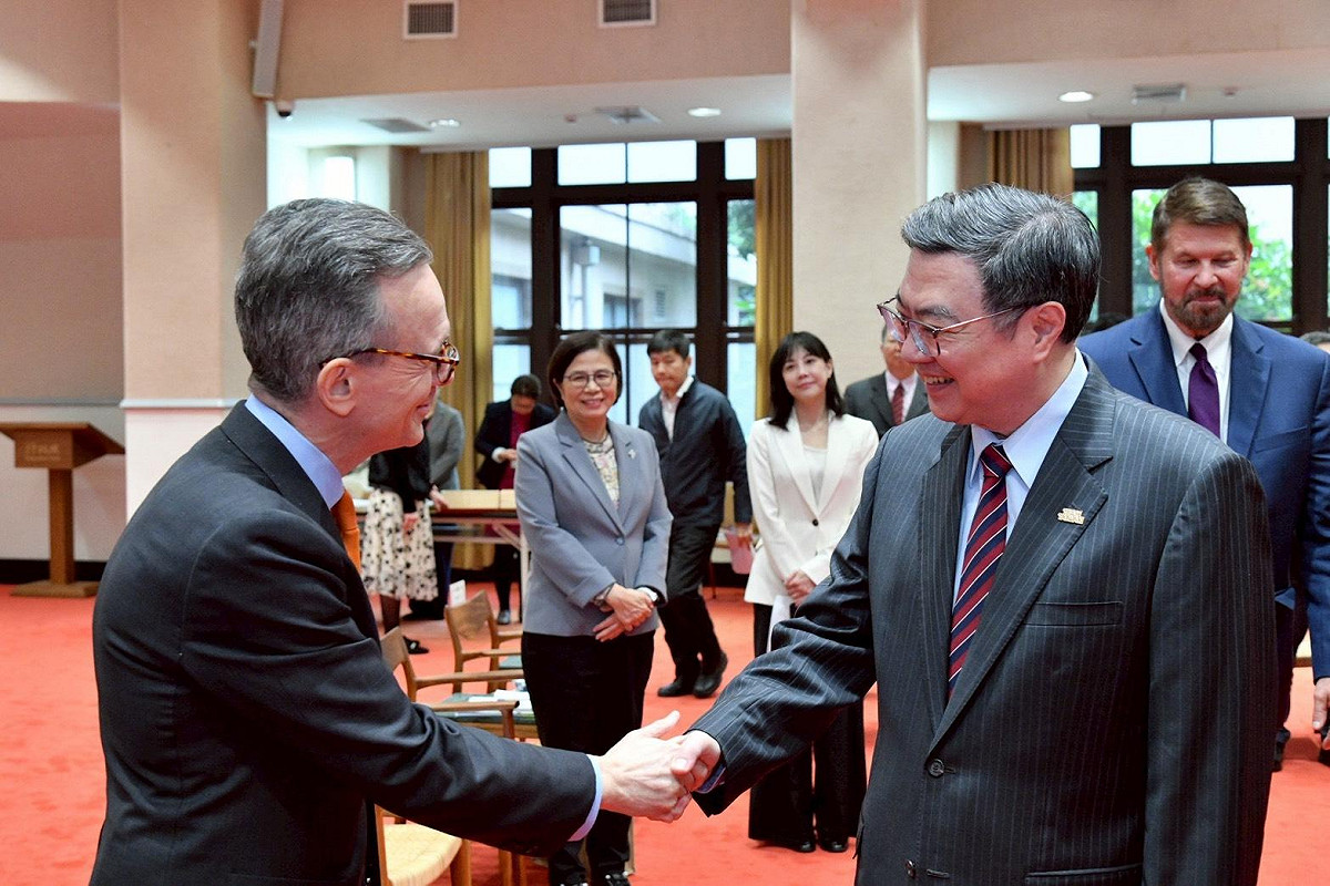 行政院長卓榮泰27日接見美台商會主席柯拉克、會長韓儒伯訪團一行。 圖：行政院提供