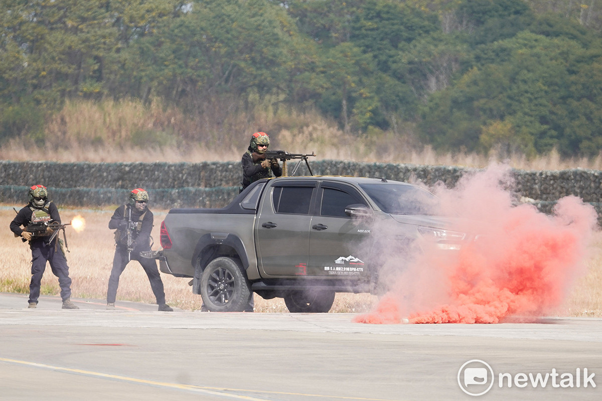 陸軍今在台中龍翔營區進行「立即戰備操演」模擬敵軍猝然對台發起攻擊，在台協力者同時突襲我關鍵基礎設施，陸軍十軍團整合作戰區的聯兵586旅、砲兵第58指揮部及航空692旅等作戰部隊官兵阻敵突擊。圖為模擬第五縱隊以強大火力攻擊機場。 圖：張良一/攝