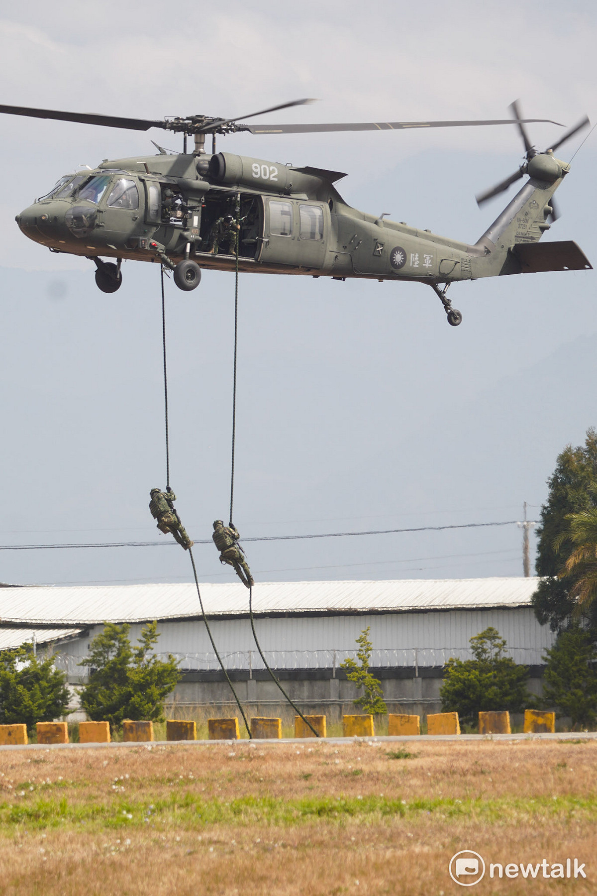 扮演敵軍的特戰官兵從直升機垂降而下，與我軍在機場進行攻擊與防守塔台演練。 圖：張良一/攝