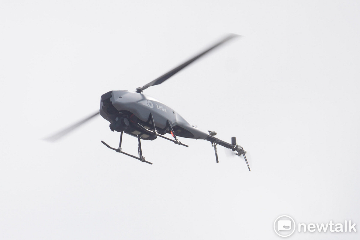 陸軍特戰分遣隊的「摩羯」旋翼型無人機進入操演現場進行戰場偵蒐與敵軍定位指引。 圖：張良一/攝