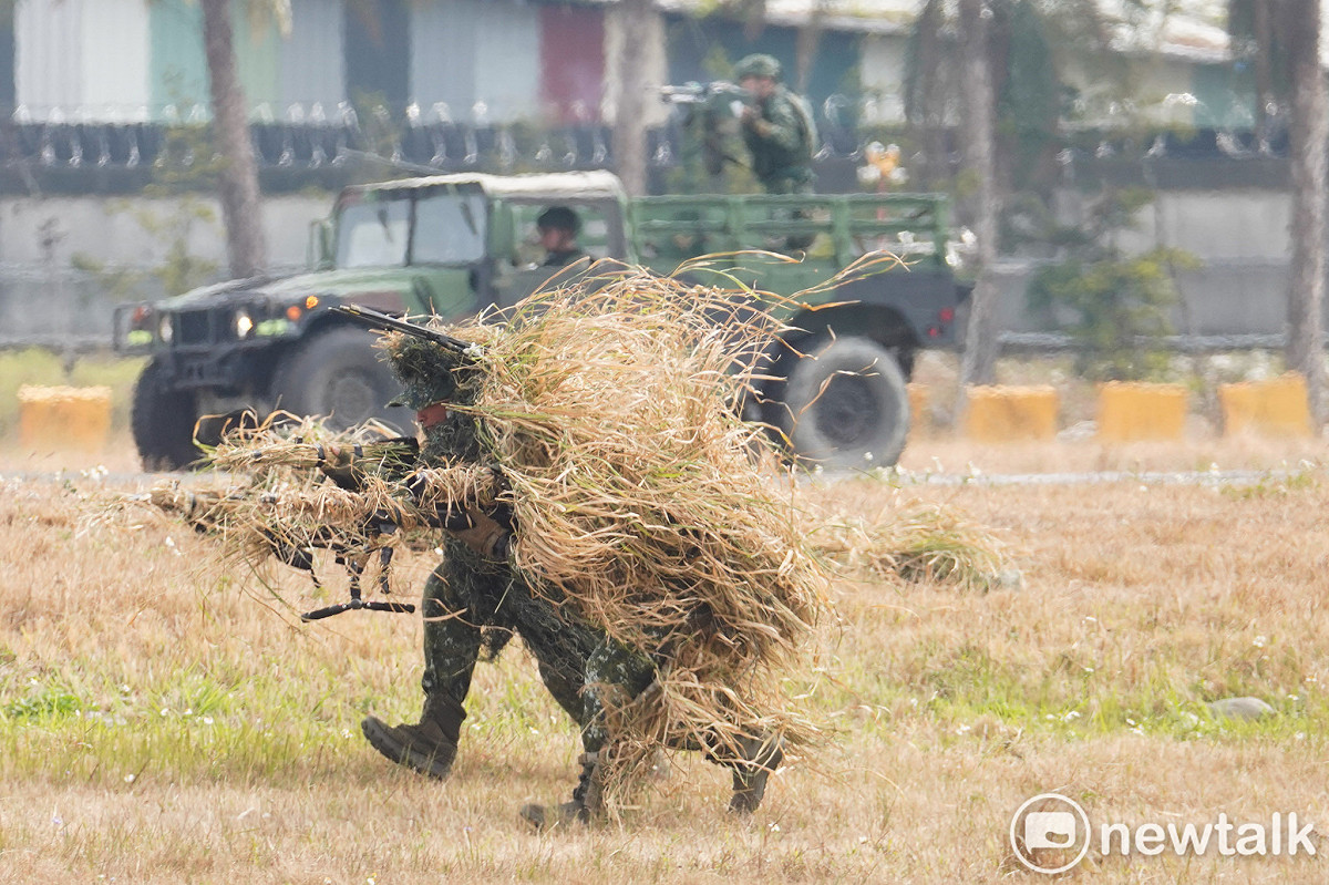 陸軍特戰分遣隊在防空部隊掩護下阻敵特攻突擊。 圖：張良一/攝