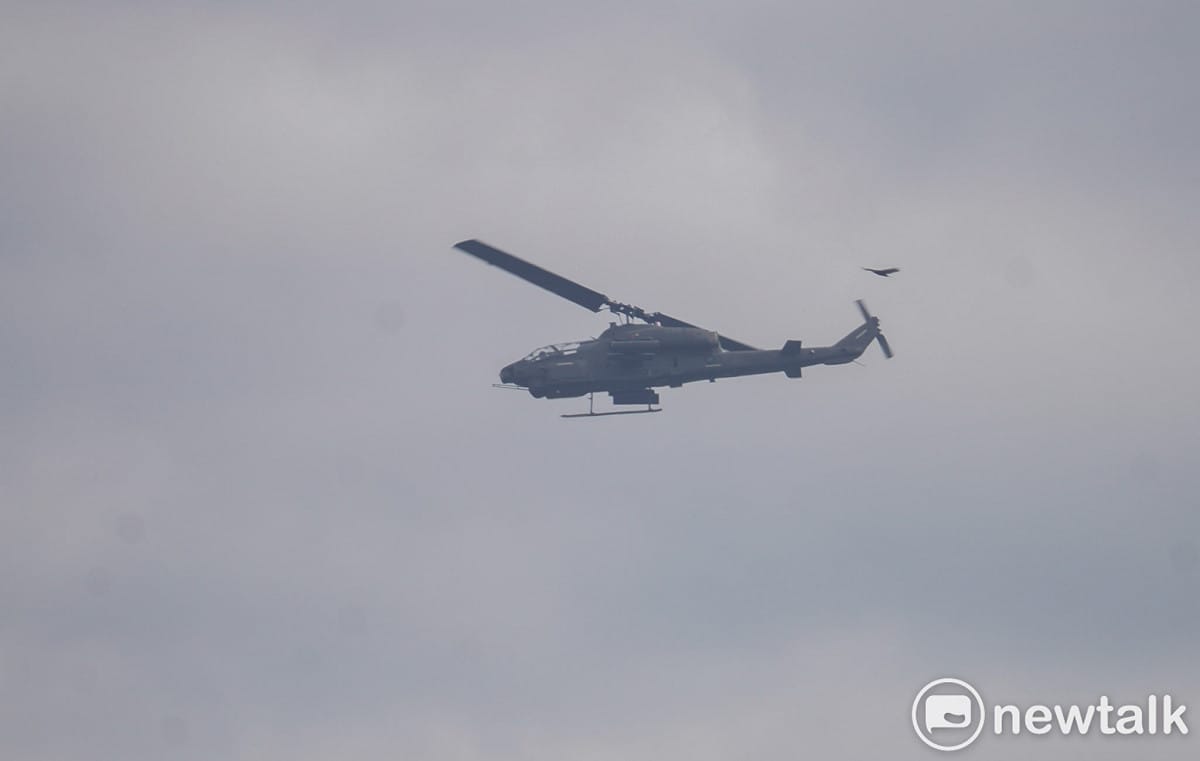 陸軍602旅的AH-1W超級眼鏡蛇攻擊直升機支援地面部隊，以強大火力攻擊來犯敵軍。 圖：張良一/攝