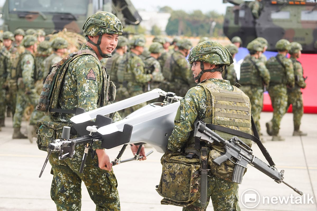 圖為兩位參與演練的作戰部隊官兵抬著戰術型近程無人飛行載具。 圖：張良一/攝