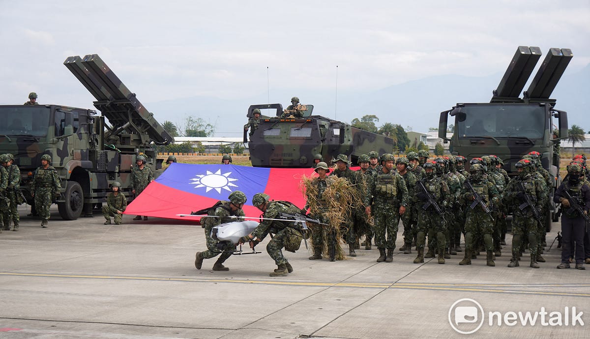 陸軍今在台中龍翔營區進行「立即戰備操演」模擬敵軍猝然對台發起攻擊，在台協力者同時突襲我關鍵基礎設施，陸軍十軍團整合作戰區的聯兵586旅、砲兵第58指揮部及航空692旅等作戰部隊官兵阻敵突擊，並藉由無人機偵搜、攻擊，地空整體作戰及遠距火力跨區增援等作戰行動，驗證戰備部隊快速應變制變以及協同作戰能力。圖為參與演練的部隊官兵和路射劍二飛彈車、海馬士多管火箭系統發射車和UH-60M黑鷹直升機以及戰術型近程無人飛行載具。 圖：張良一/攝