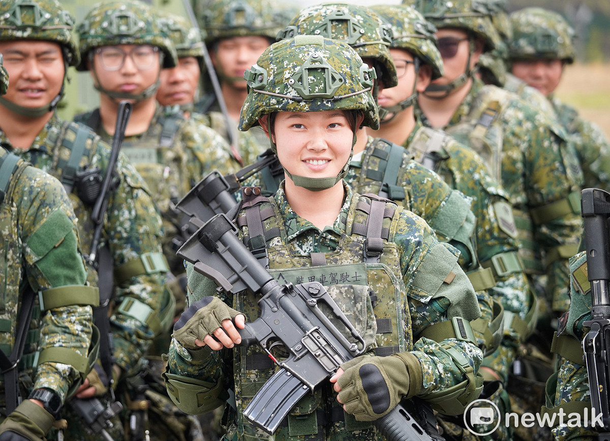 陸軍今在台中龍翔營區進行「立即戰備操演」模擬敵軍猝然對台發起攻擊，在台協力者同時突襲我關鍵基礎設施，陸軍十軍團整合作戰區的聯兵586旅、砲兵第58指揮部及航空692旅等作戰部隊官兵阻敵突擊，並藉由無人機偵搜、攻擊，地空整體作戰及遠距火力跨區增援等作戰行動，驗證戰備部隊快速應變制變以及協同作戰能力。圖為參與演練的陸軍作戰官兵。 圖：張良一/攝